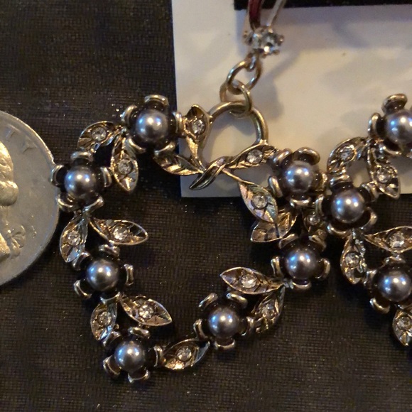 Betsey Johnson Whimsical Pearl & CZ on leaf heart - Picture 3 of 4